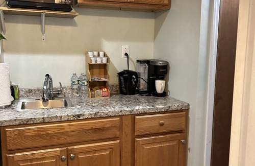 Queens Apartamento | Cozy and comfortable studio room on lower level of townhouse with private entry
