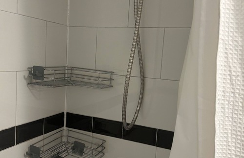 Queens Apartamento | Cozy and comfortable studio room on lower level of townhouse with private entry