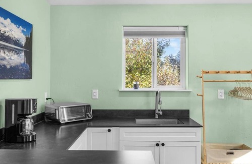 Sunset Apartamento | Cozy and Comfortable Studio with Kitchenette and Work Space