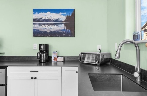 Sunset Apartamento | Cozy and Comfortable Studio with Kitchenette and Work Space