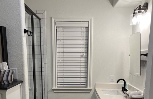 Lexington Cabina | Cozy and comfy lodging. Walking distance to the town square and BBQ!