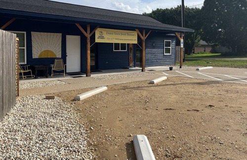 Lexington Cabina | Cozy and comfy lodging. Walking distance to the town square and BBQ!