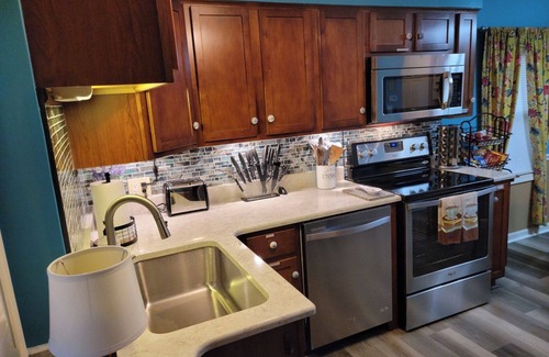 Youngstown Otro | Cozy and completely updated The Farmhouse at Lanterman's Village