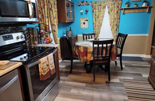 Youngstown Otro | Cozy and completely updated The Farmhouse at Lanterman's Village