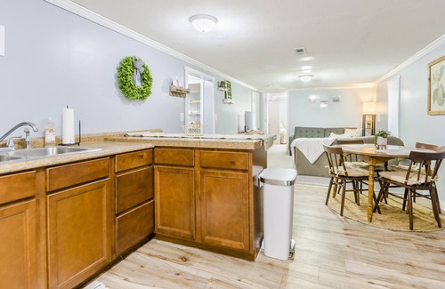 Manhattan Cabaña | Cozy and cute! Quick access to Manhattan Amenities