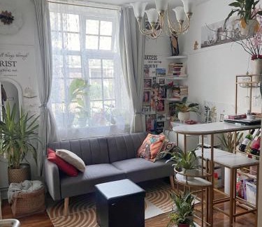 College Park and Old Oak Apartamento | Cozy and Cute Studio Apartment with a Loft Bed, 13 mins walk to Westfield White City