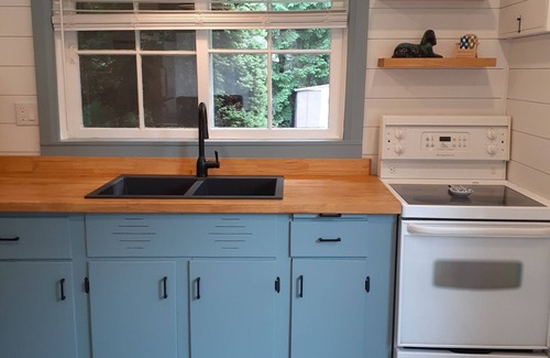 Sauble Beach Cabaña | Cozy and Fresh Cottage, walk to the beach in minutes!