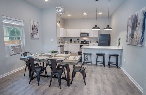 Near East Side Casa | Cozy and Lovely 2BR 2BA Apt#a Near Lively Downtown