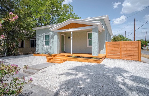 Near East Side Casa | Cozy and Lovely 2BR 2BA Apt#a Near Lively Downtown