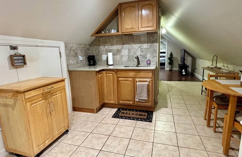 Elizabeth Casa | Cozy and modern apartment. Only 5 mins from Newark airport and 30 mins to NYC