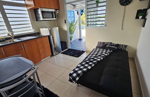Puerto Nuevo Apartamento | Acogedor y Moderno Apartamento Blanco & Negro, con Jacuzzi en Terraza