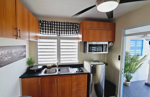 Puerto Nuevo Apartamento | Acogedor y Moderno Apartamento Blanco & Negro, con Jacuzzi en Terraza