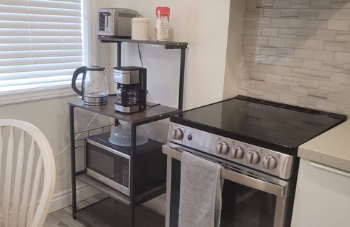 Guelph Casa | Cozy and modern bachelor suite with kitchenette and bath