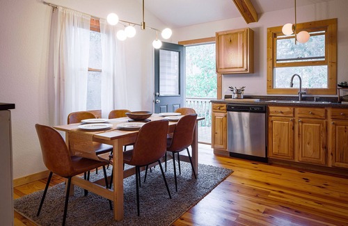 Lake Lure Chalet De Esquí | cozy and modern chalet in nature, outside hot tub!
