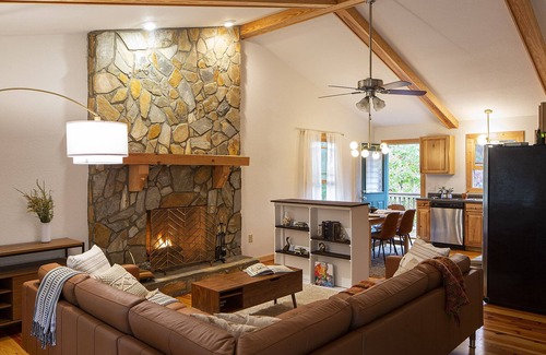 Lake Lure Chalet De Esquí | cozy and modern chalet in nature, outside hot tub!