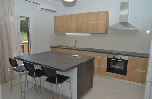 Potamos Apartamento | Acogedora y moderna casa cerca de la ciudad de Corfú con WiFi y jardín perfecto para familias.