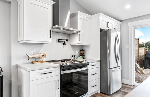 Cormierville Cabaña | Cozy and Modern Oceanview Cottage With hot Tub