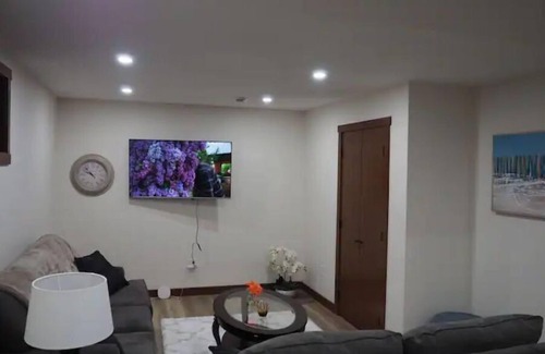 Calgary Casa | Cozy and Modern Suite Near Airport