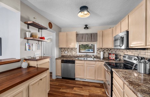 Lakeland Casa | Cozy and Private 2-bedroom townhome in Lakeland - peaceful nature backdrop!