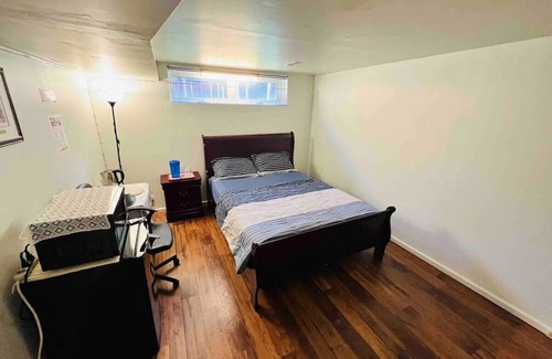 Durham Region Cama Y Desayuno | Cozy and Private Bedroom in a Basement with complete Washroom