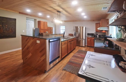 Franklin Cabina | Cozy and Private Gem Cabin in the Smoky Mtns of NC, dog friendly, great views!