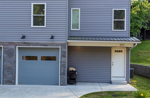 Barboursville Casa | Cozy and quiet new townhome minutes from the mall exit.