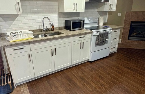 Woodslee Casa | Cozy and quiet room close to riverside.