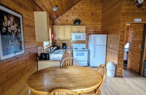 Regional District of Fraser-Fort George Cabina | Cozy and Relaxing Getaway Cabin #6