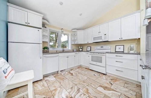 Cressy Cabaña | Cozy and Scenic Lakefront Cottage in Prince Edward County.
