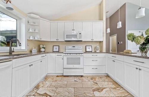 Cressy Cabaña | Cozy and Scenic Lakefront Cottage in Prince Edward County.