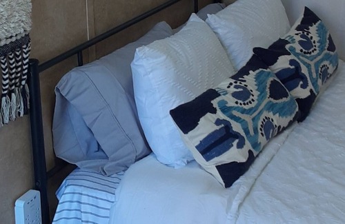 Spring Branch Alquiler De RV | Cozy and Serene Private Room Queen Bed