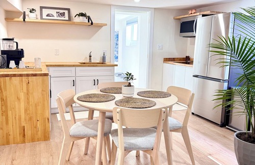 Woodridge Apartamento | Cozy and Spacious 2-bdrm apt w/off-street parking, secure entry, W/D, WiFi in DC