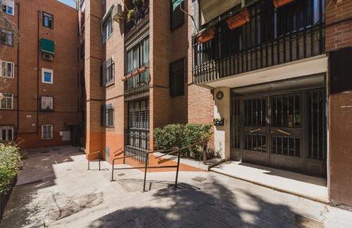 Moncloa-Aravaca Casa | Cozy and Stylish Room with Natural Light and Vibrant Decor