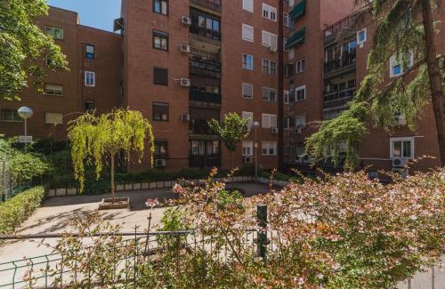 Moncloa-Aravaca Casa | Cozy and Stylish Room with Natural Light and Vibrant Decor