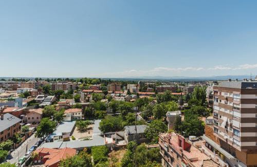 Moncloa-Aravaca Casa | Cozy and Stylish Room with Natural Light and Vibrant Decor