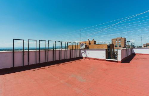 Moncloa-Aravaca Casa | Cozy and Stylish Room with Natural Light and Vibrant Decor