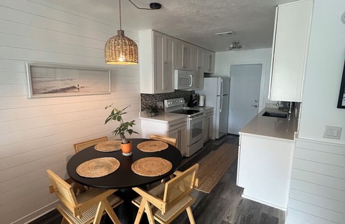 El Centro Beach Casa | Cozy apartment next to Frank Brown park,pier park, and 5 blocks from the beach