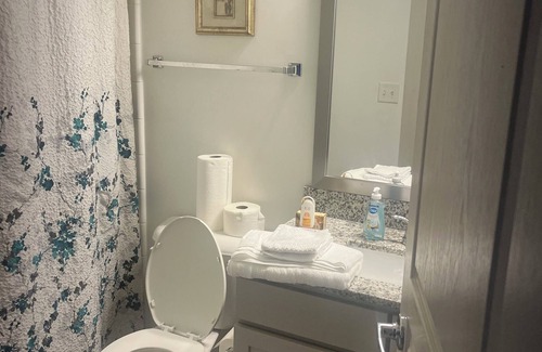 Lebanon Apartamento | Cozy Apartment 2bd 2ba with balcony. Washer and dryer included. Full kitchen.