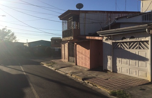 Alajuela Apartamento | Apartamento totalmente equipado con cama de matrimonio y AC - 5 minutos del aeropuerto