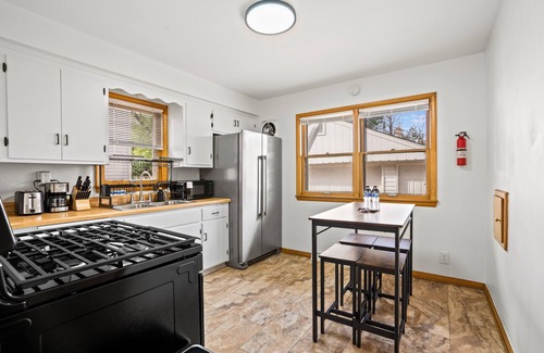 West Allis Apartamento | Cozy Apartment at West Allis - Free Parking