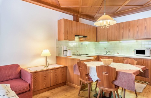 San Cassiano Apartamento | Acogedor apartamento "Dolomieu 19" con vistas a la montaña, Wi-Fi y bañera de hidromasaje