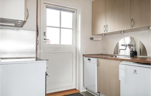 Sandkaas Apartamento | Cozy Apartment In Allinge With Wifi