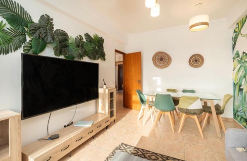 Cacilhas Apartamento | Cozy Apartment in central Almada w Swing Chairs
