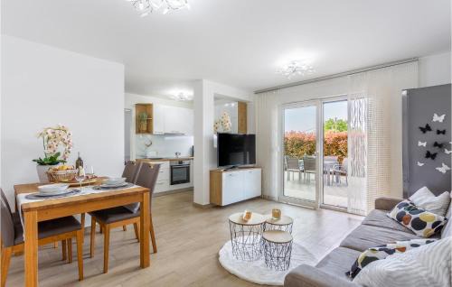 Vantacici Apartamento | Cozy Apartment In Vantacici With Wifi
