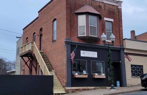 Galesville Apartamento | Cozy apartment just off the square in historic downtown Galesville.