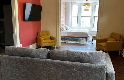 Galesville Apartamento | Cozy apartment just off the square in historic downtown Galesville.