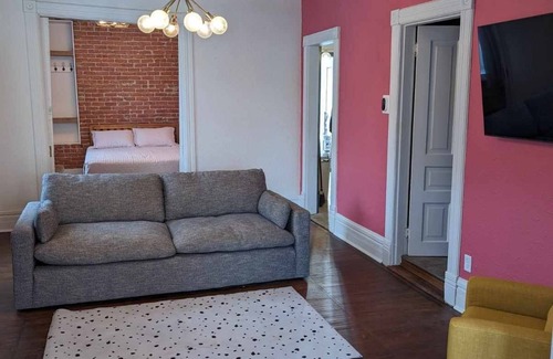 Galesville Apartamento | Cozy apartment just off the square in historic downtown Galesville.