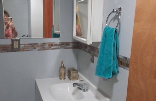 Shawanese Apartamento | Cozy apartment located 1/2 mile from Harvey's Lake. Beach membership included