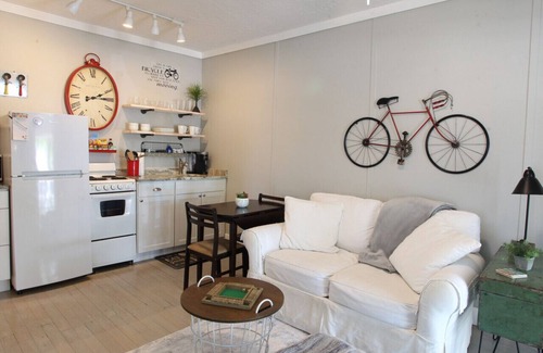 Downtown Dunedin Apartamento | Cozy Apartment Overlooking Downtown Dunedin