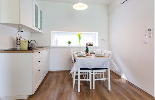 Siofok-Sosto Apartamento | Cozy apartment with covered pool and wellness for family travellers